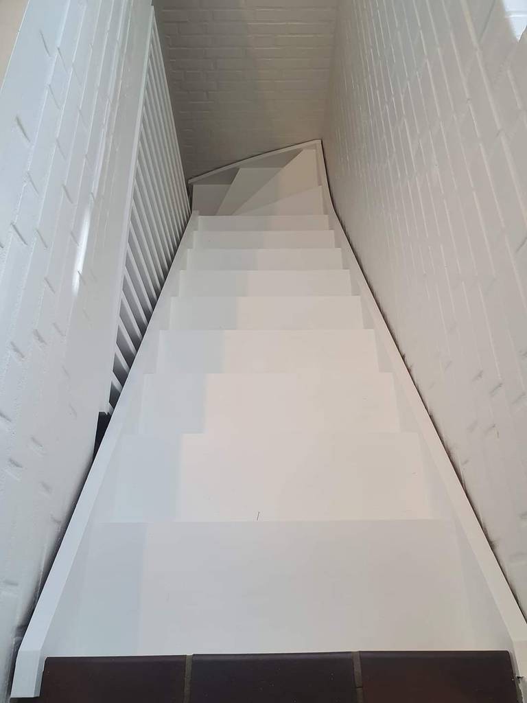 Bild 3 av referensprojekt Byggt om en inomhuspool till ert loungerum samt målning av trappa.