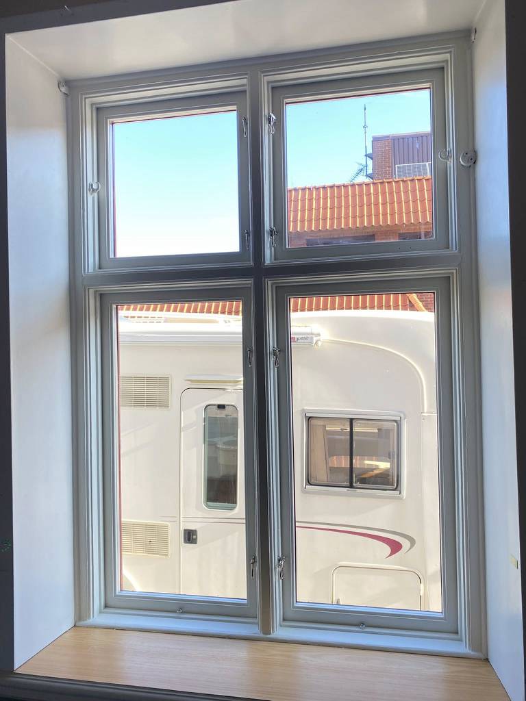 Bild 2 av referensprojekt Nyrenoverade flaggfönster i Tomelilla