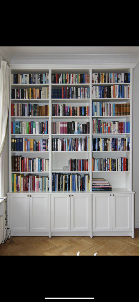 Bild 1 av referensprojekt Handbygga bokhylla med garderob.