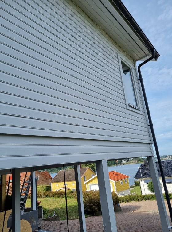Bild 5 av referensprojekt Vi målade om huset, byte runda fönster och lagning av gammal vindskiva.