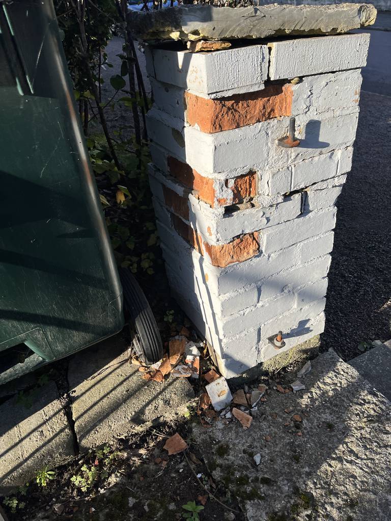 Bild 1 av referensprojekt Murning av pelare efter flera påkörningar av sopkärl.