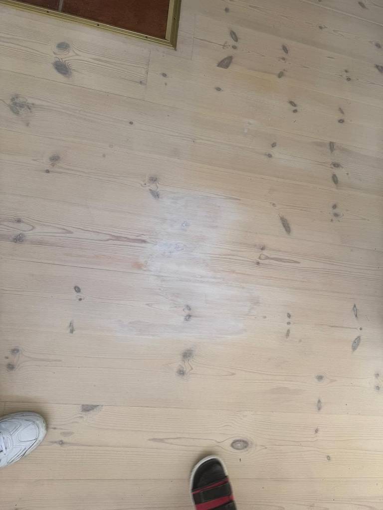 Bild 8 av referensprojekt Renovering av kraftigt slitet trägolv – slipning & vitvaxad finish