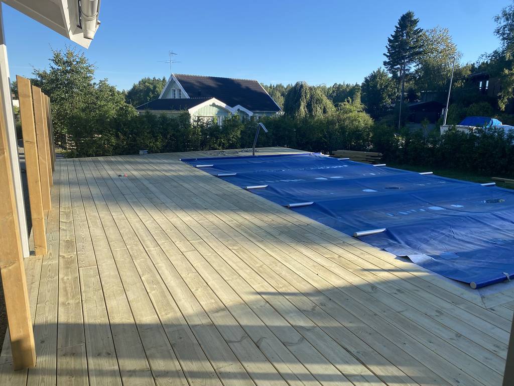 Bild 1 av referensprojekt Pool med altan Åkersberga