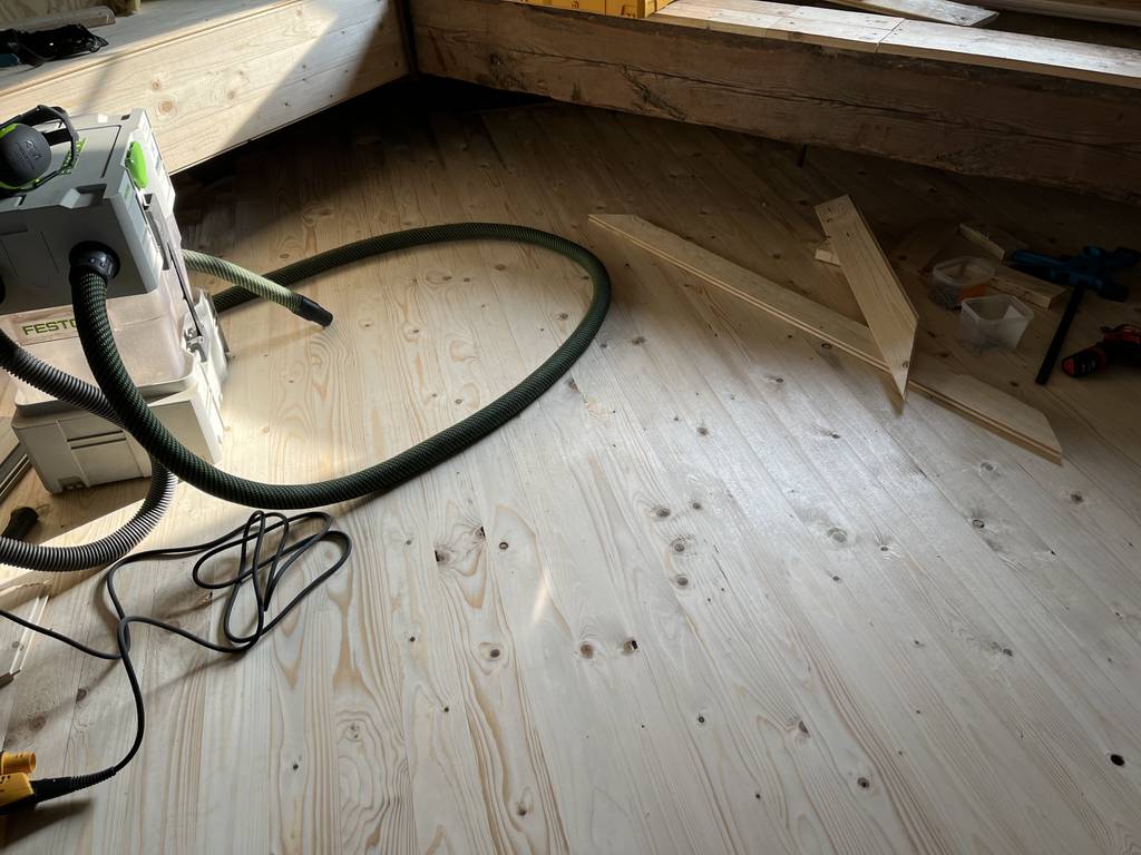 Bild 2 av referensprojekt Läggning av trägolv med spontade brädor för vattenburen golvvärme, i vindsvåning.