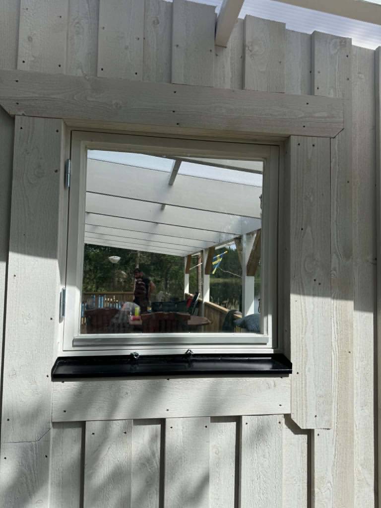 Bild 8 av referensprojekt Altanbygge med kanalplasttak, räcke och ny vägg