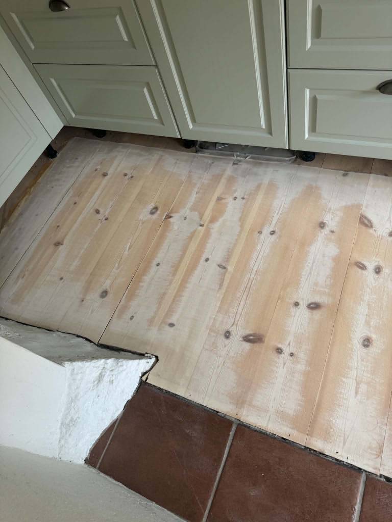 Bild 6 av referensprojekt Renovering av kraftigt slitet trägolv – slipning & vitvaxad finish
