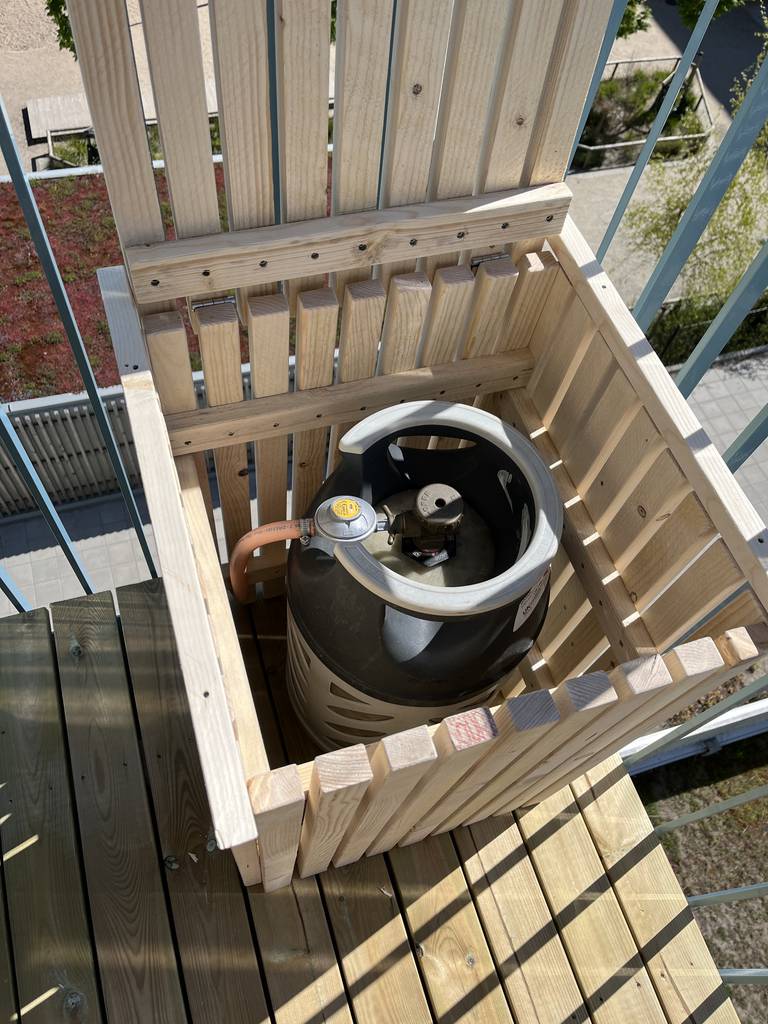 Bild 3 av referensprojekt Trädäck på balkong och inbyggnad av P10 gasolflaska för gasolgrill