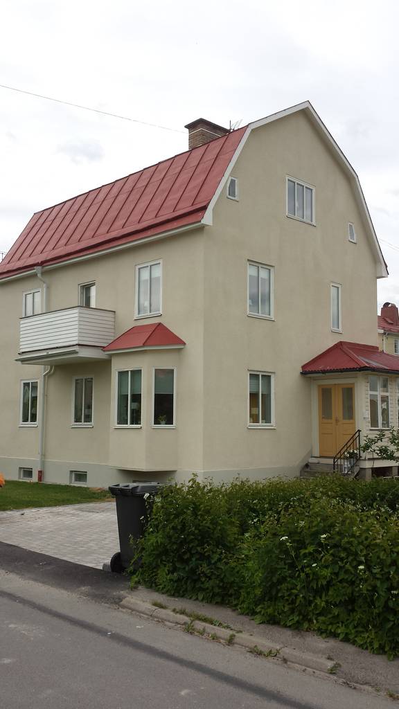 Bild 1 av referensprojekt Putsad och spritputsmålad villa i Ludvika