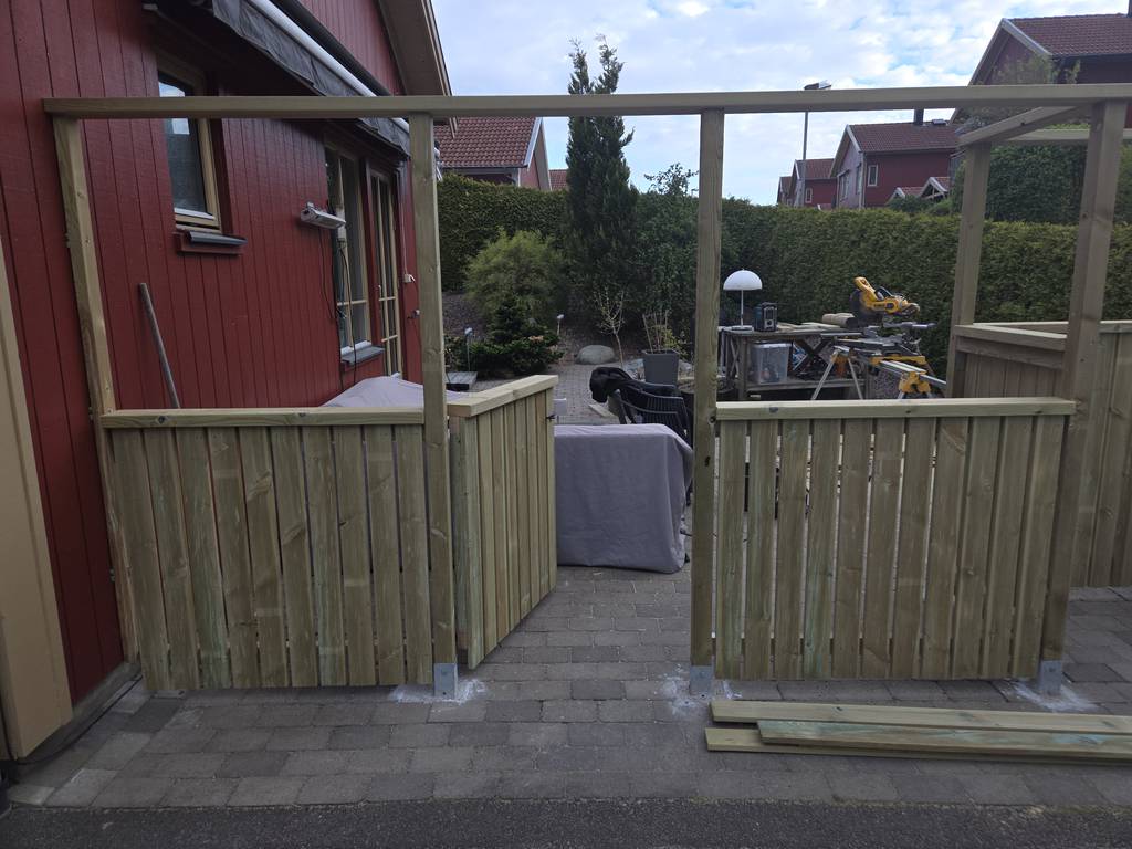 Bild 3 av referensprojekt 0mbyggnad av uteplats med staket