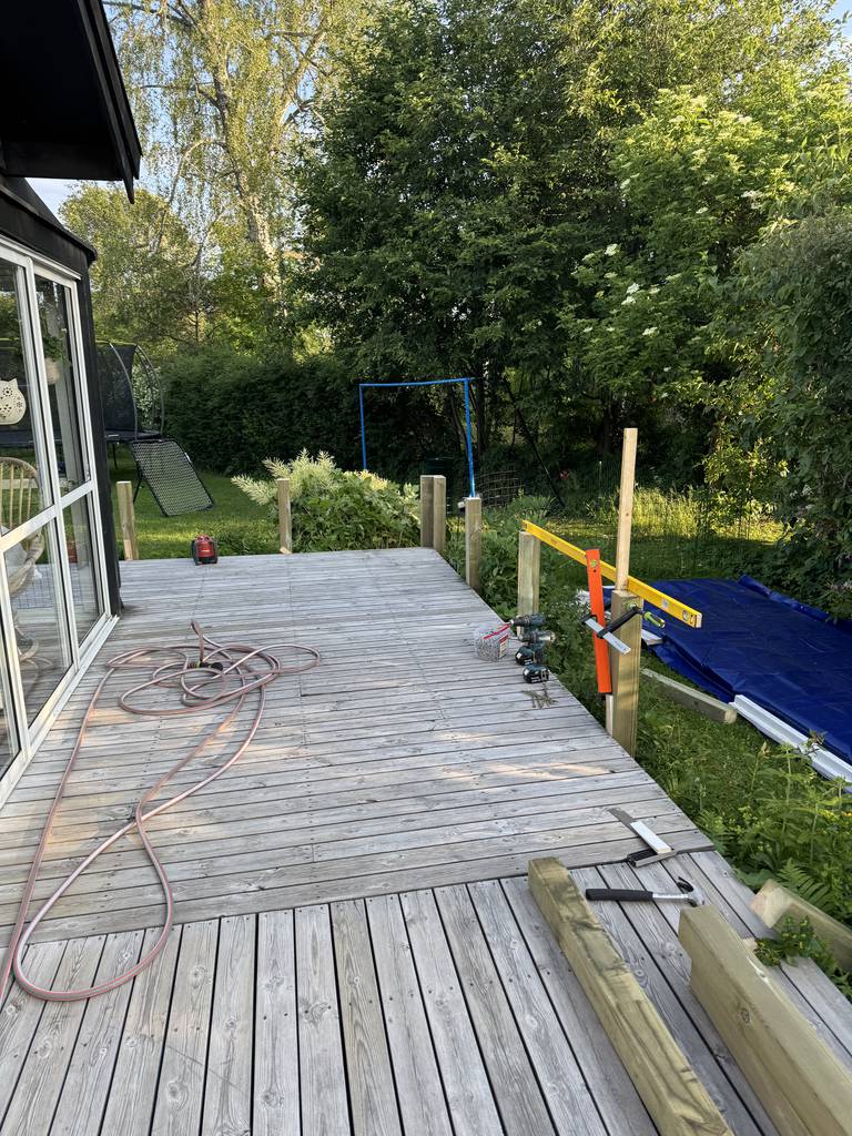 Bild 2 av referensprojekt Rivning och nytt staket ute på terrass , altan