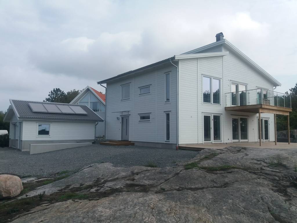 Bild 1 av referensprojekt Målning av nybyggd hus & garage på Hönö