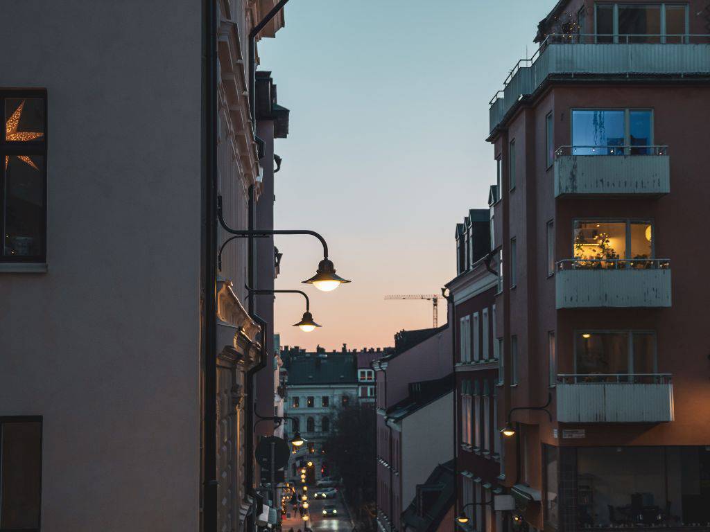 Stadsbild under skymning med belysning från gator och lägenheter