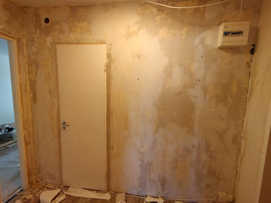 Bild 2 av referensprojekt Spackling och målning av väggar i hallen: Borttagning av gamla tapeter, förberedelse