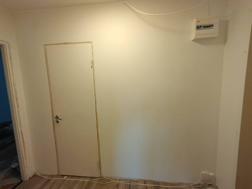 Bild 3 av referensprojekt Spackling och målning av väggar i hallen: Borttagning av gamla tapeter, förberedelse