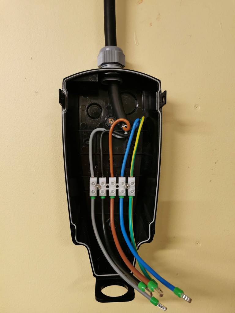 Bild 1 av referensprojekt TESLA 32A wall charger
