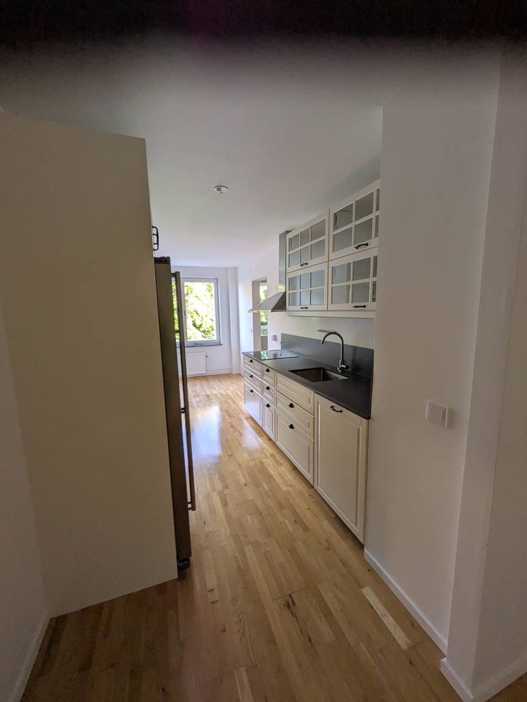 Bild 1 av referensprojekt Flyttstädning – Skinande rent & redo för besiktning