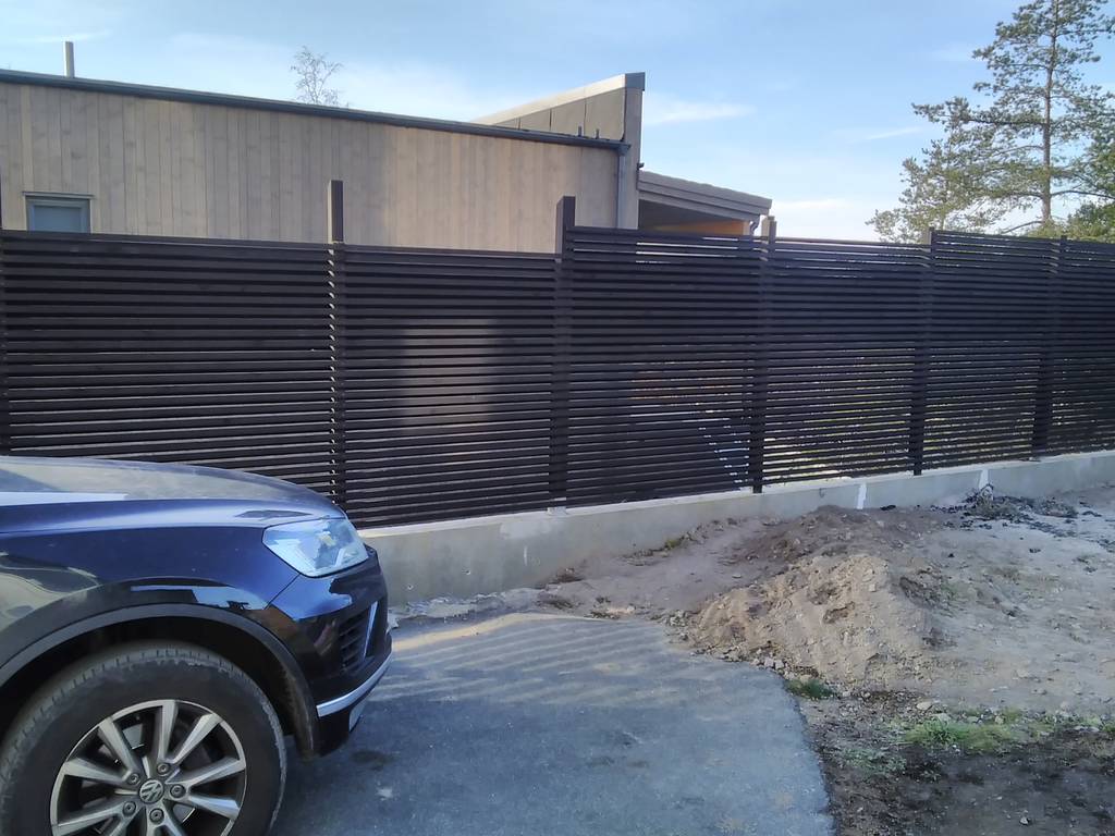 Bild 2 av referensprojekt Gjutet stödmur 26 ton 44 meter lång, byggda staket ovanpå 44 m