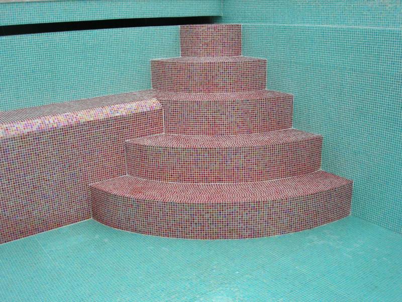 Bild 2 av referensprojekt Pool med rund röd trappa