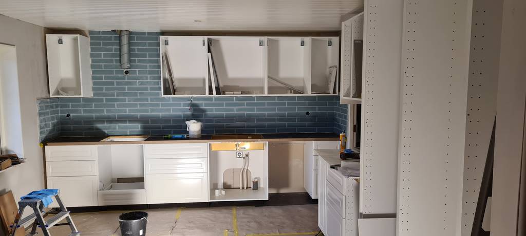 Bild 4 av referensprojekt Helrenovering av kök, tak, väggar, golv, vvs, el m.m.