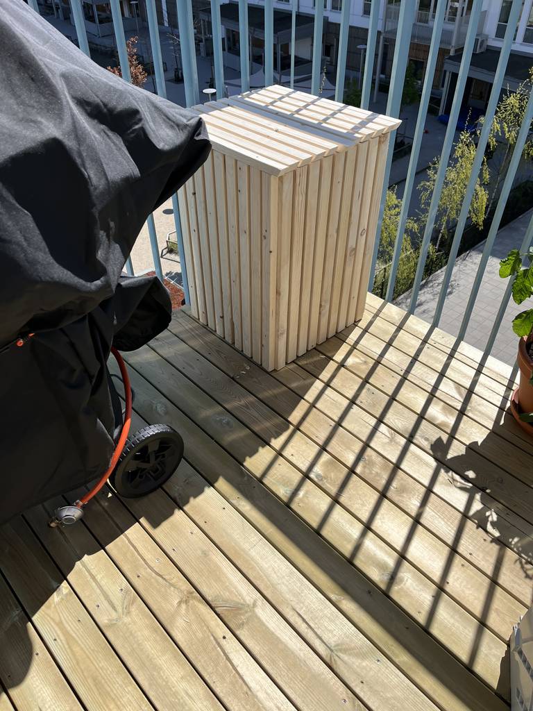 Bild 2 av referensprojekt Trädäck på balkong och inbyggnad av P10 gasolflaska för gasolgrill