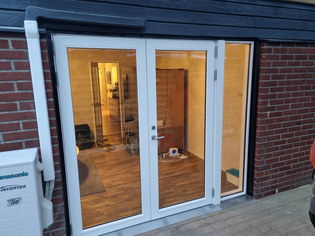 Bild 1 av referensprojekt Balkongdörr, trall, staket och pergola med tak.