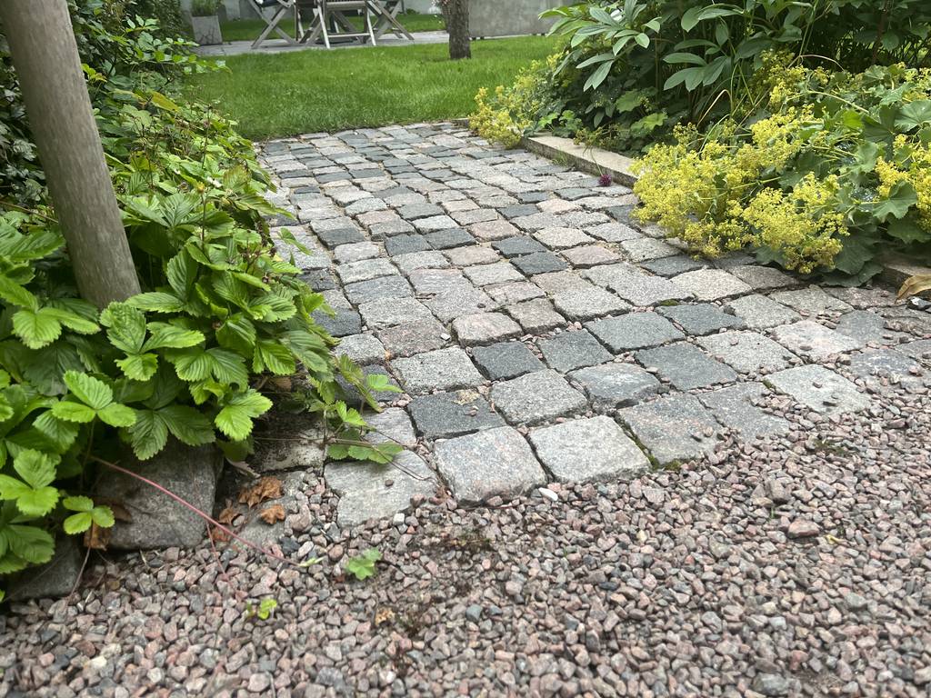 Bild 1 av referensprojekt Kund önskade bättre utnyttjande och struktur av sin trädgård, samt att den skulle bli mer tillgänglig och lättskött.