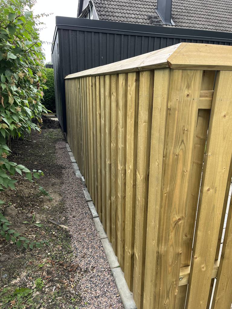 Bild 1 av referensprojekt Nytt plank i vinkel, med nya riktiga betongplintar.