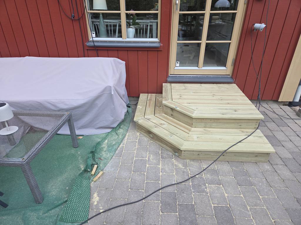 Bild 5 av referensprojekt 0mbyggnad av uteplats med staket