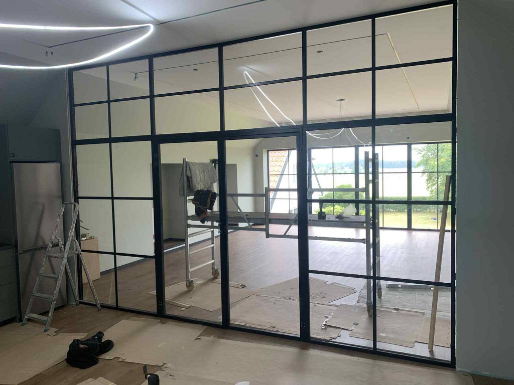 Bild 1 av referensprojekt Glasvägg med dubbeldörr