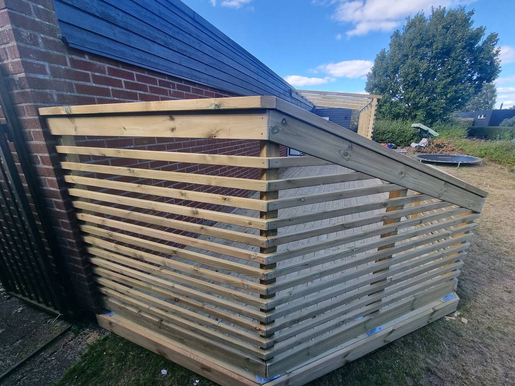 Bild 2 av referensprojekt Balkongdörr, trall, staket och pergola med tak.