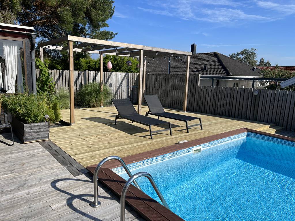 Bild 2 av referensprojekt Trädäck med trappsteg vid pool ca 40 m2