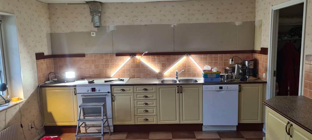 Bild 3 av referensprojekt Helrenovering av kök, tak, väggar, golv, vvs, el m.m.