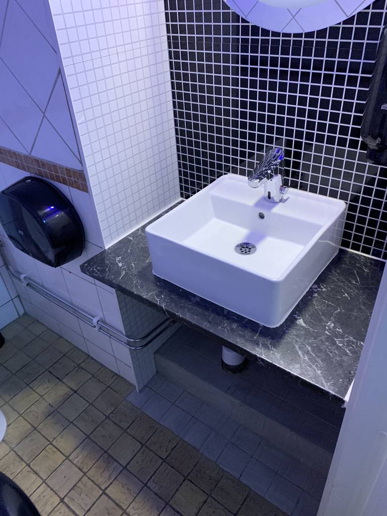 Bild 1 av referensprojekt Enklare ombyggdantion av en toalett på ett solarium i Stockholm