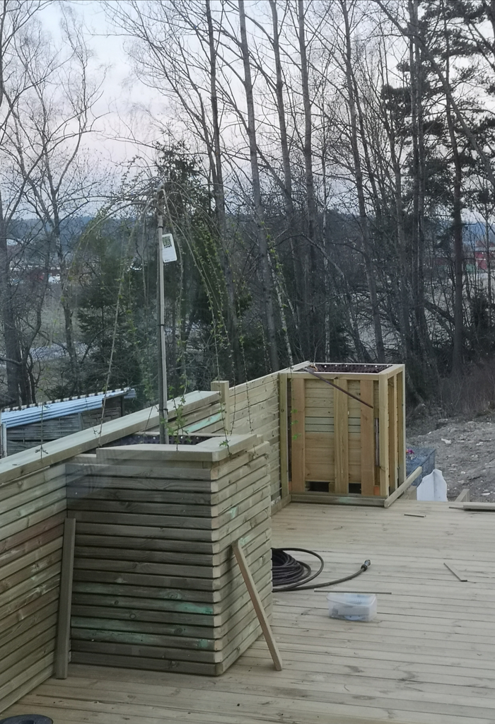 Bild 4 av referensprojekt Altan med designad spaljé och blomlådor