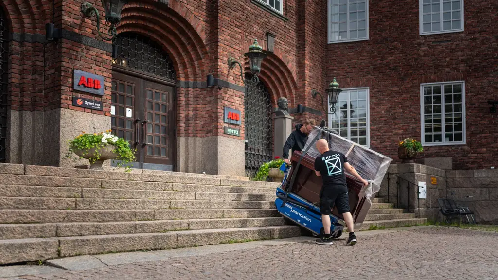Bild 1 av referensprojekt Pianoflytt för företag i Västerås – Exfom AB levererar precision och styrka