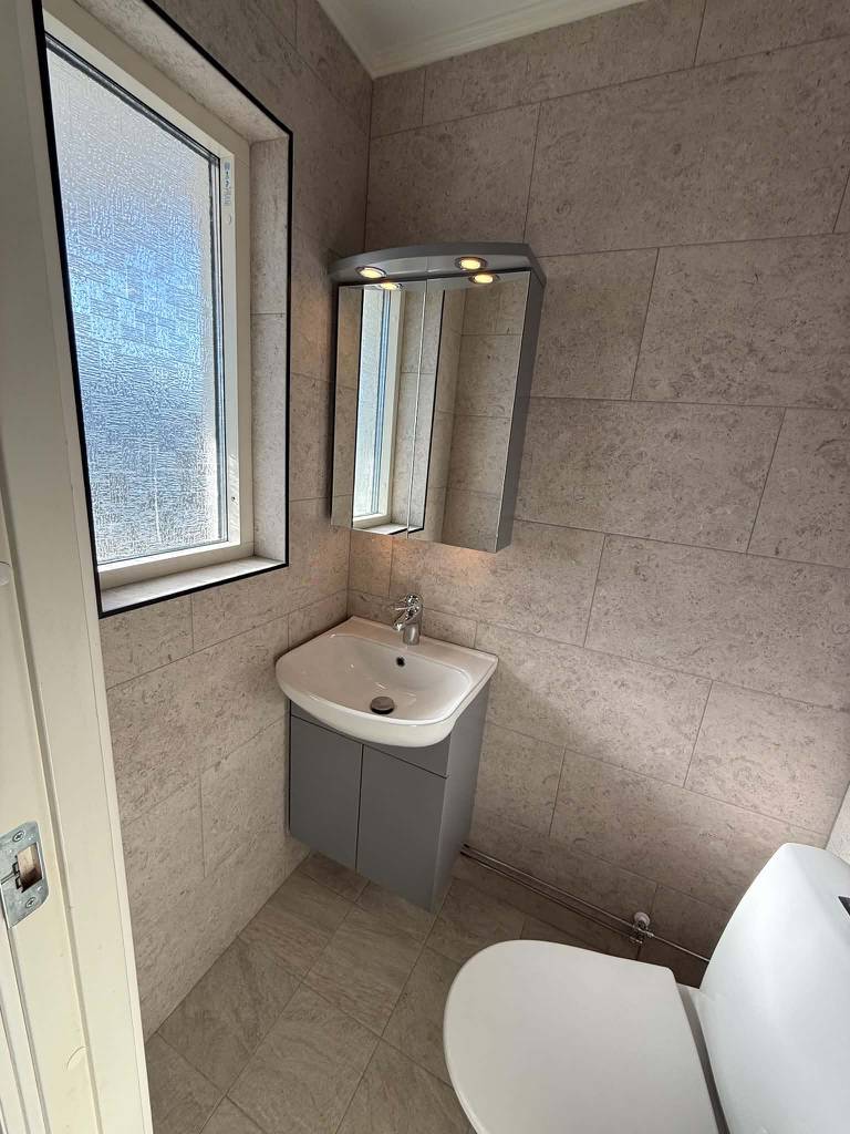 Bild 2 av referensprojekt Stilren gäst-WC i Tidö-Lindö
