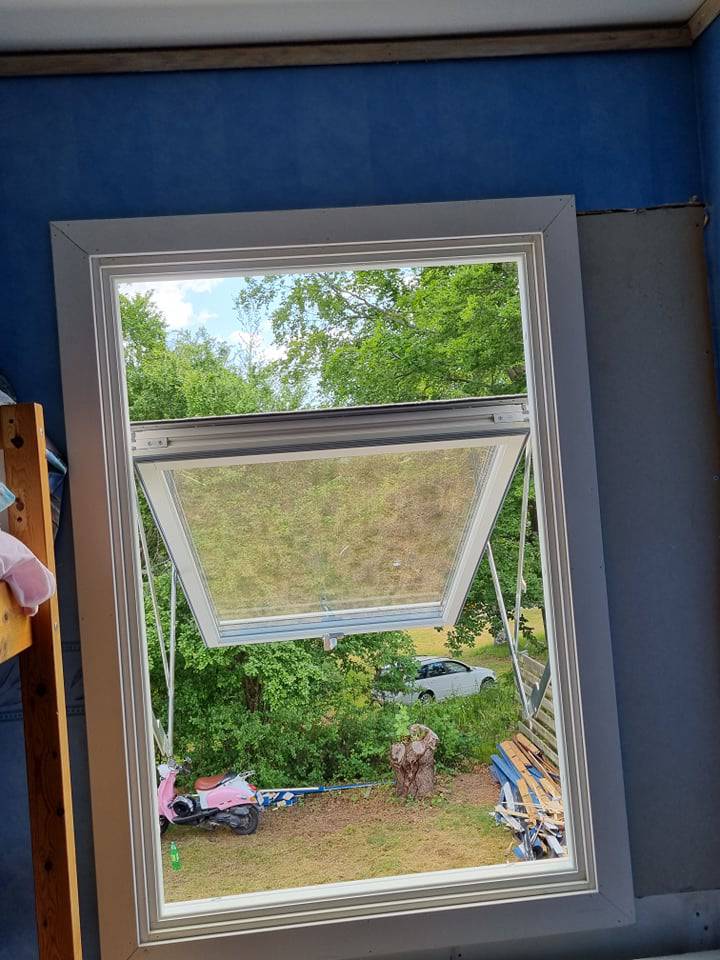 Bild 1 av referensprojekt Fasad bytte med målning och två fönster bytte.