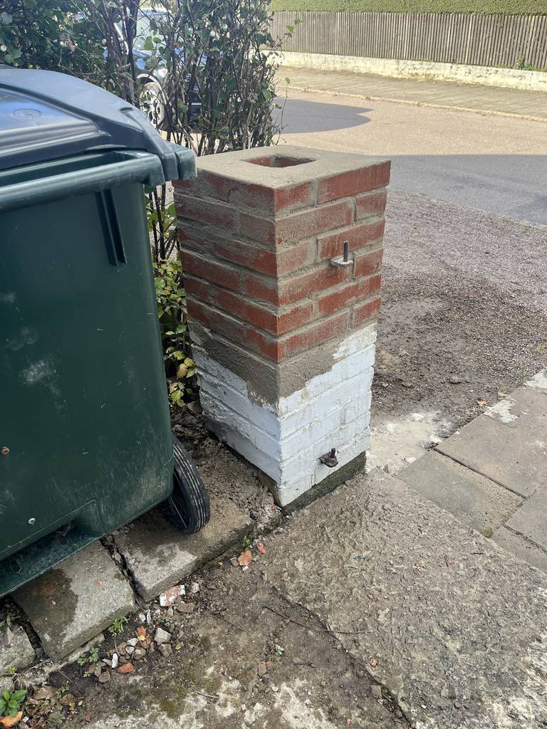 Bild 2 av referensprojekt Murning av pelare efter flera påkörningar av sopkärl.