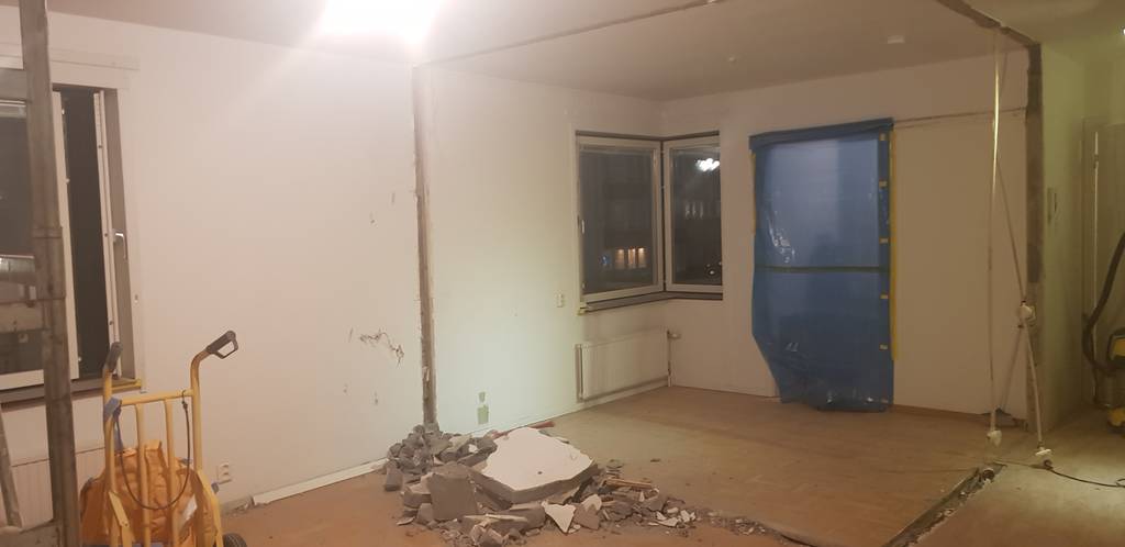 Bild 1 av referensprojekt En 2.a på 43 kv.m. med trånga rum till en trivsam studio. Ikea stommar i köket med specialtillverkade fronter och stilrena Blum Legrabox lådor utrustade med TIP-ON Blumotion funktion. Handtaglös öppning på kyl/frys och tvättmaskin. En enda dörr i lägenhet