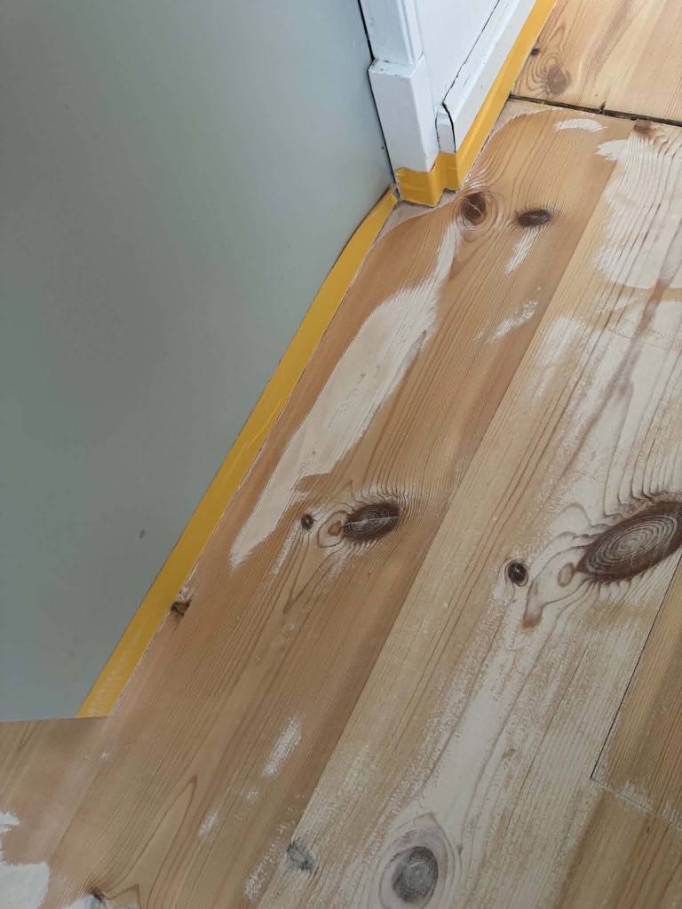 Bild 4 av referensprojekt Renovering av kraftigt slitet trägolv – slipning & vitvaxad finish
