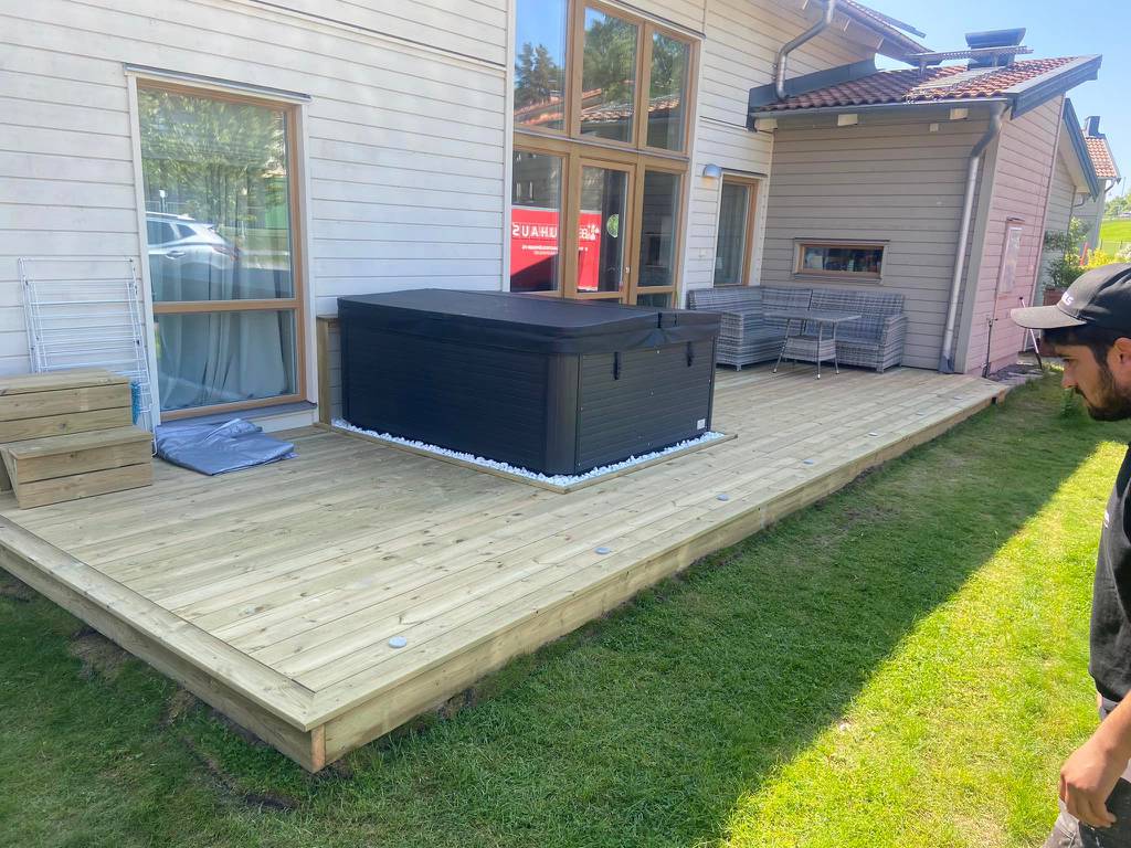 Bild 2 av referensprojekt Arbetare lägger golv, målar väggar, installerar el och VVS