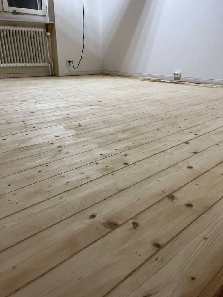 Bild 1 av referensprojekt Renovering av spontat trägolv.