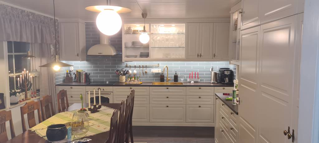 Bild 1 av referensprojekt Helrenovering av kök, tak, väggar, golv, vvs, el m.m.