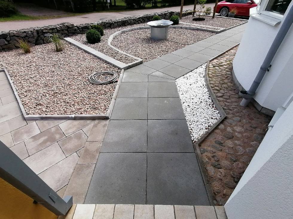 Bild 1 av referensprojekt Kombinera betong med natursten för liv i din trädgård