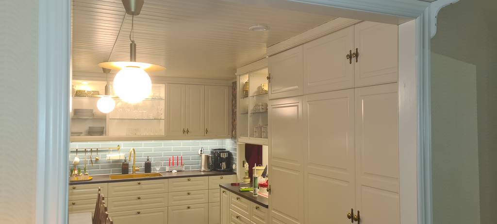Bild 2 av referensprojekt Helrenovering av kök, tak, väggar, golv, vvs, el m.m.