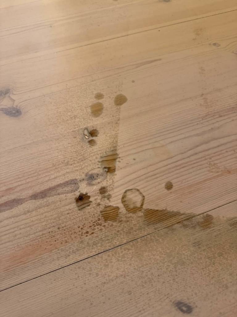 Bild 9 av referensprojekt Renovering av kraftigt slitet trägolv – slipning & vitvaxad finish