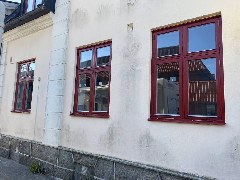 Bild 1 av referensprojekt Nyrenoverade flaggfönster i Tomelilla