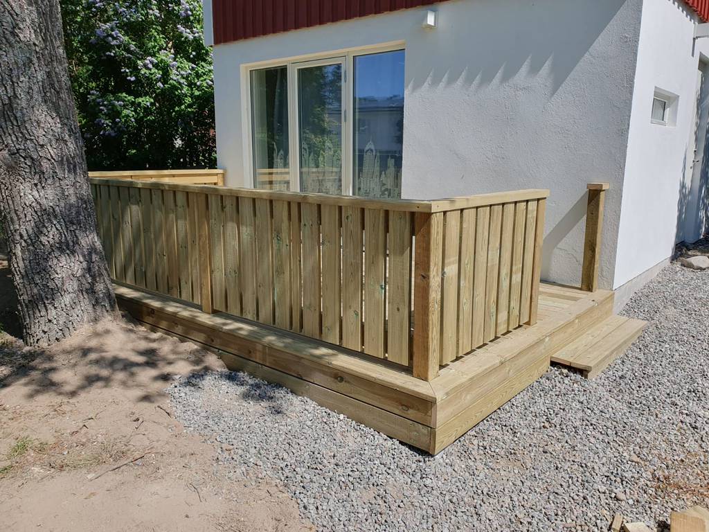 Bild 2 av referensprojekt Konstruktion av utomhusplank däck 5x4m