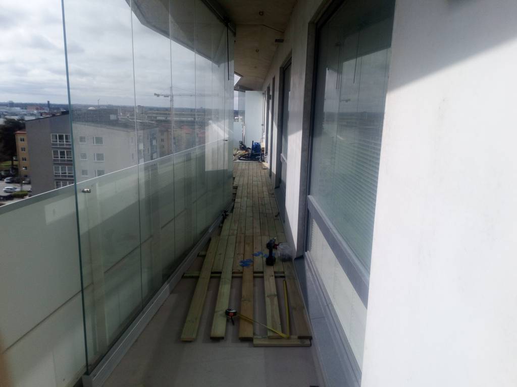 Bild 3 av referensprojekt Byggande av balkongterrass på plan 11 i Sundbyberg