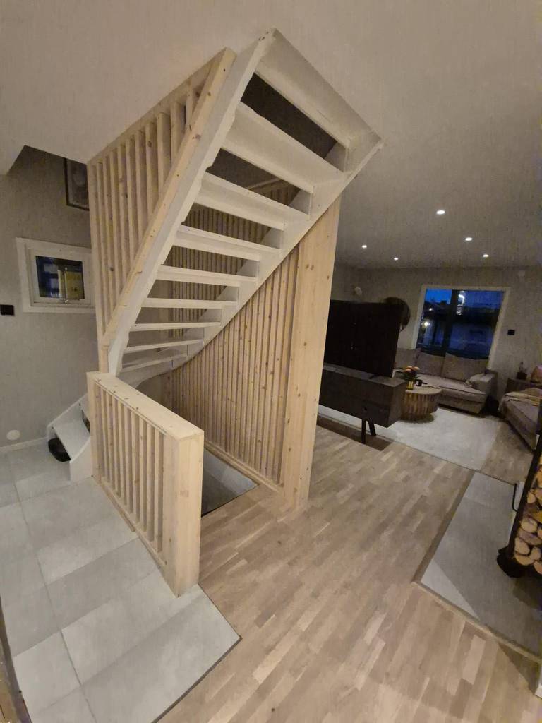 Bild 2 av referensprojekt Trapp renovering/ Avskiljare mellan trappa och vardagsrum